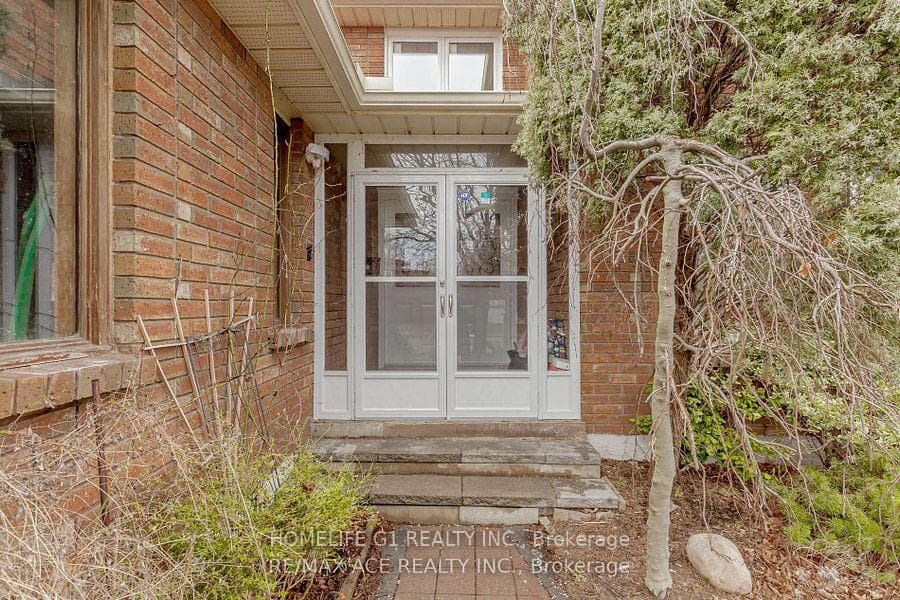 1319 Greenwood Crescent photo 24