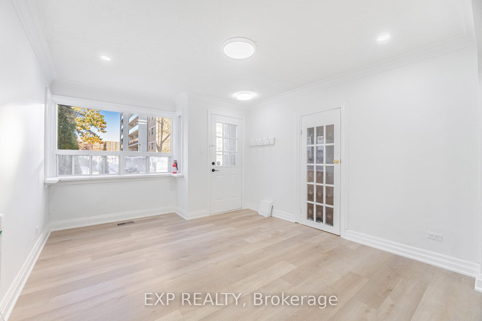 132 Barrington Avenue photo 11