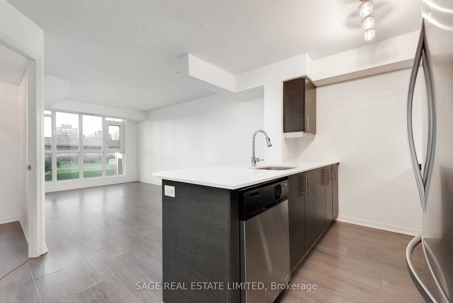 35 Bastion Street Unit 821 photo 1