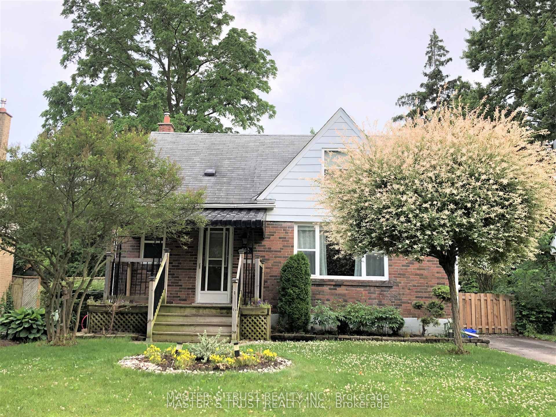262 Queen Mary Drive photo 2