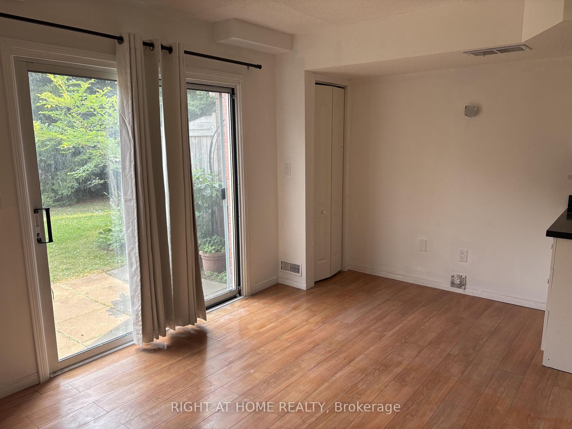 5030 Heatherleigh Avenue Unit 127 photo 14