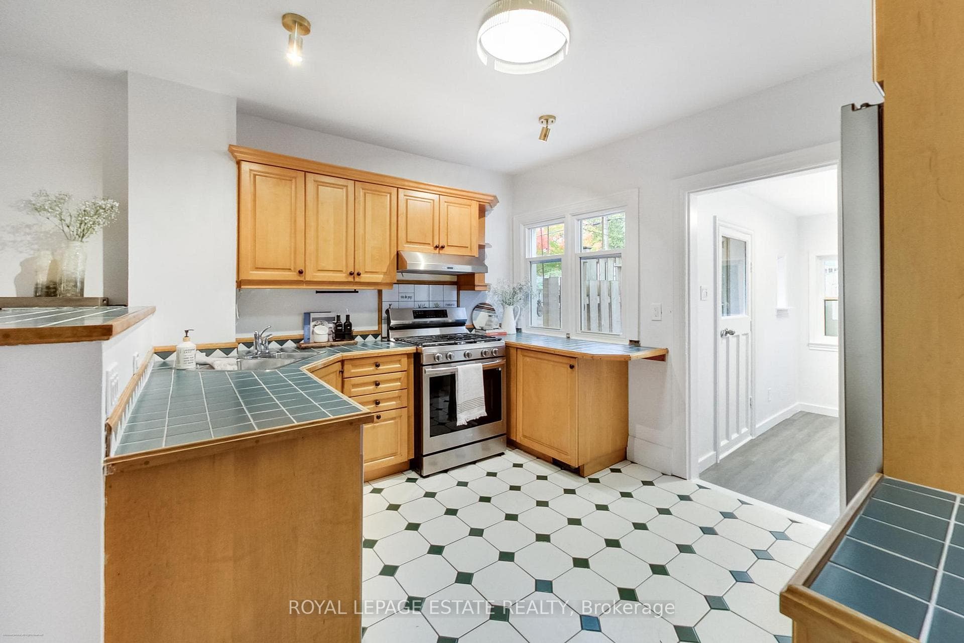 83 Bastedo Avenue photo 10