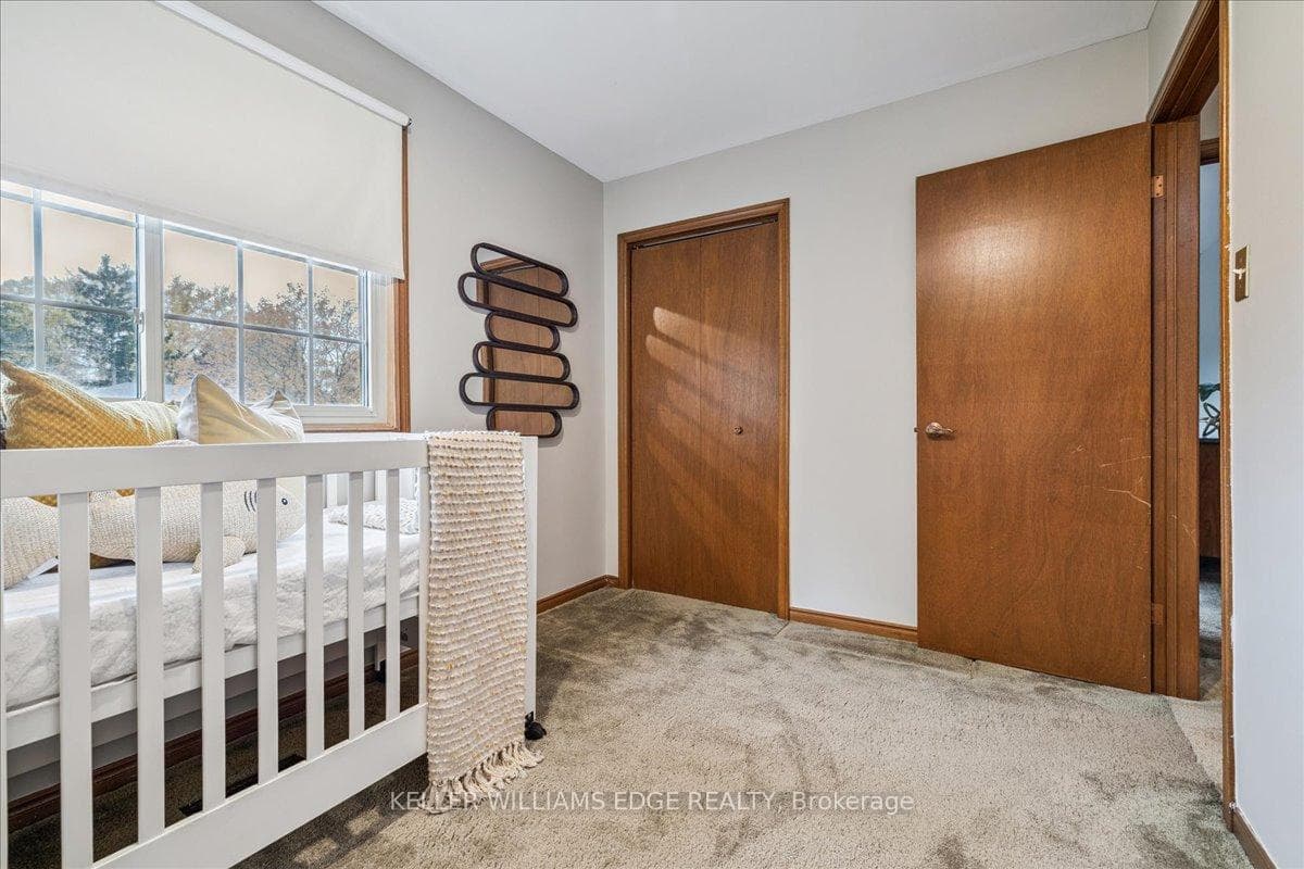 595 Barons Court photo 37