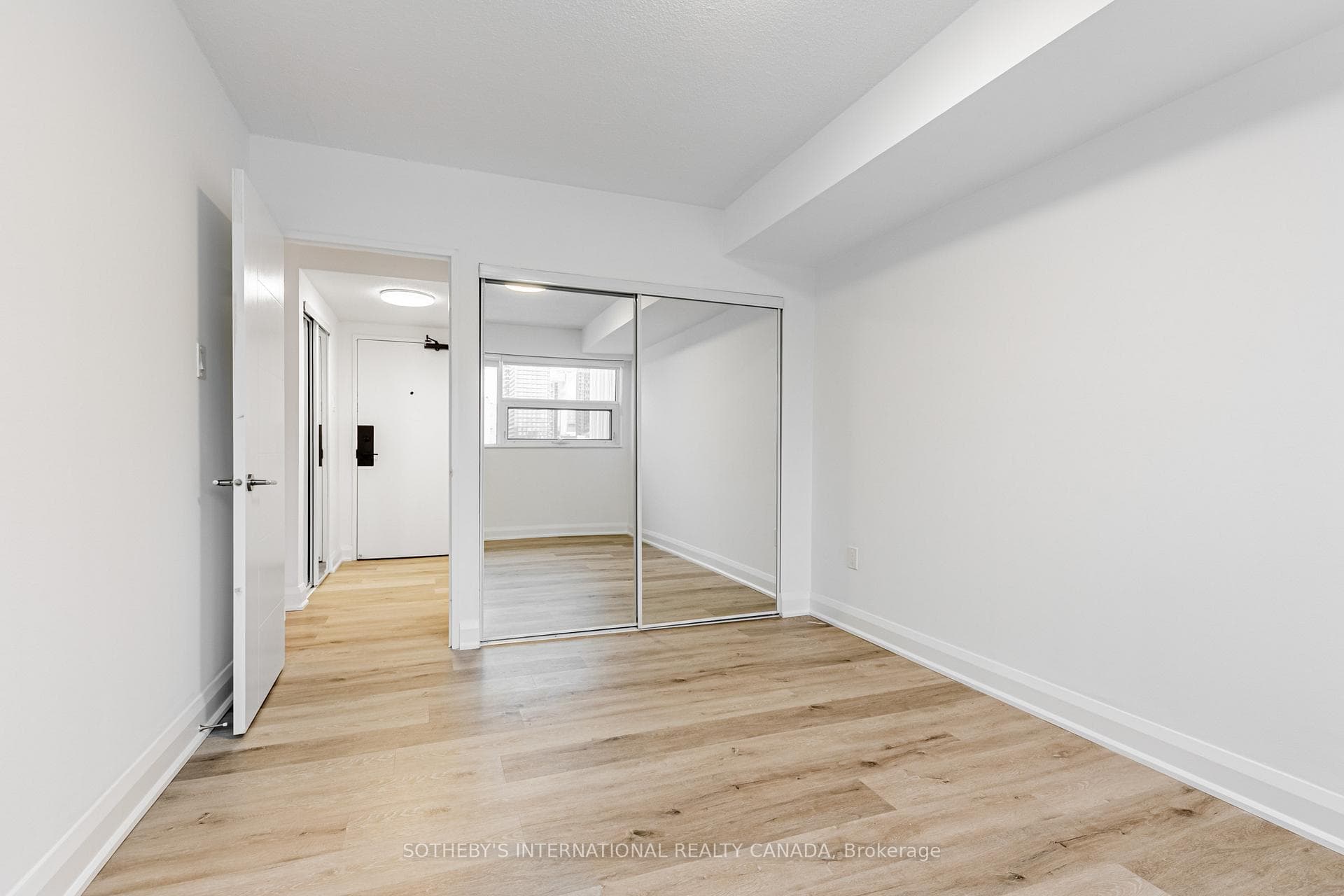 191 Sherbourne Street Unit 1415 photo 3