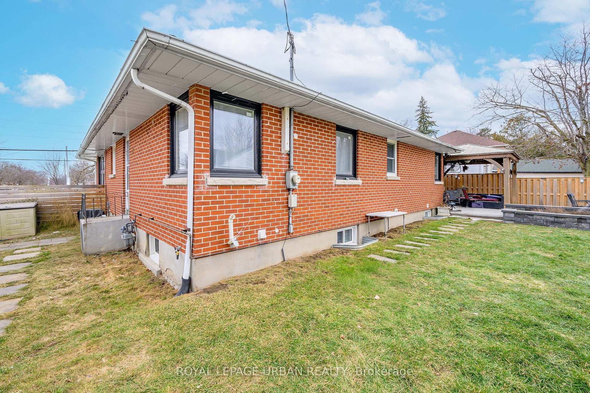 92 Rossland Road photo 42