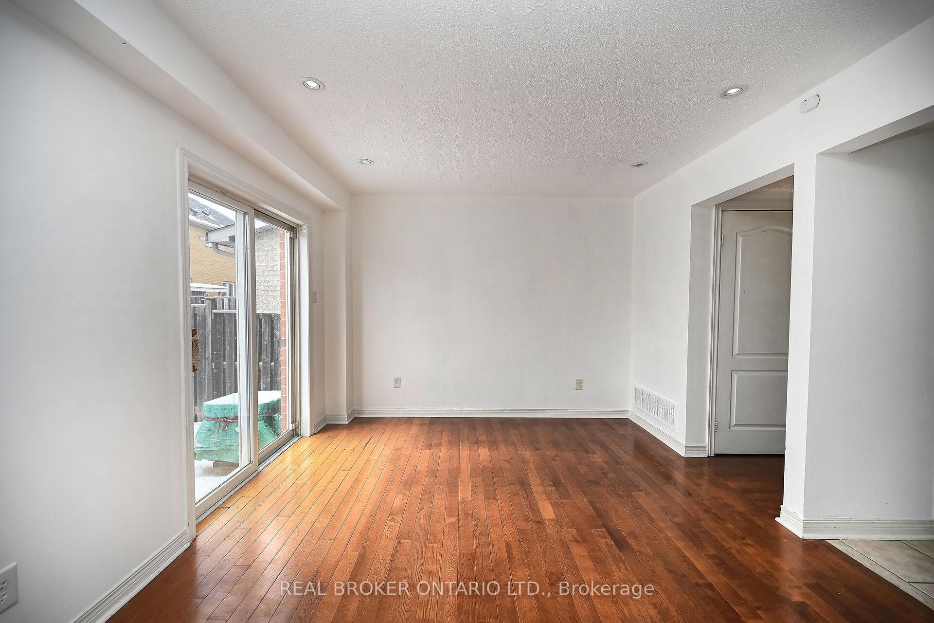 350 Oaktree Circle photo 12