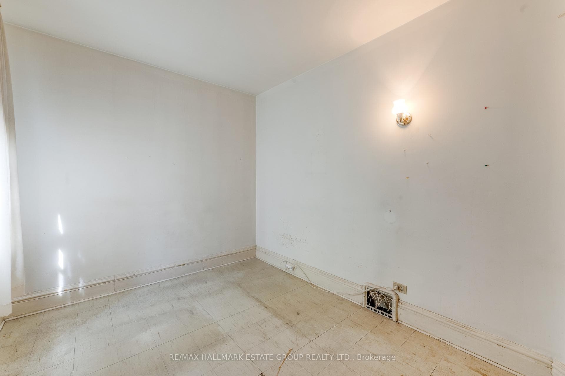 160 Coxwell Avenue photo 30