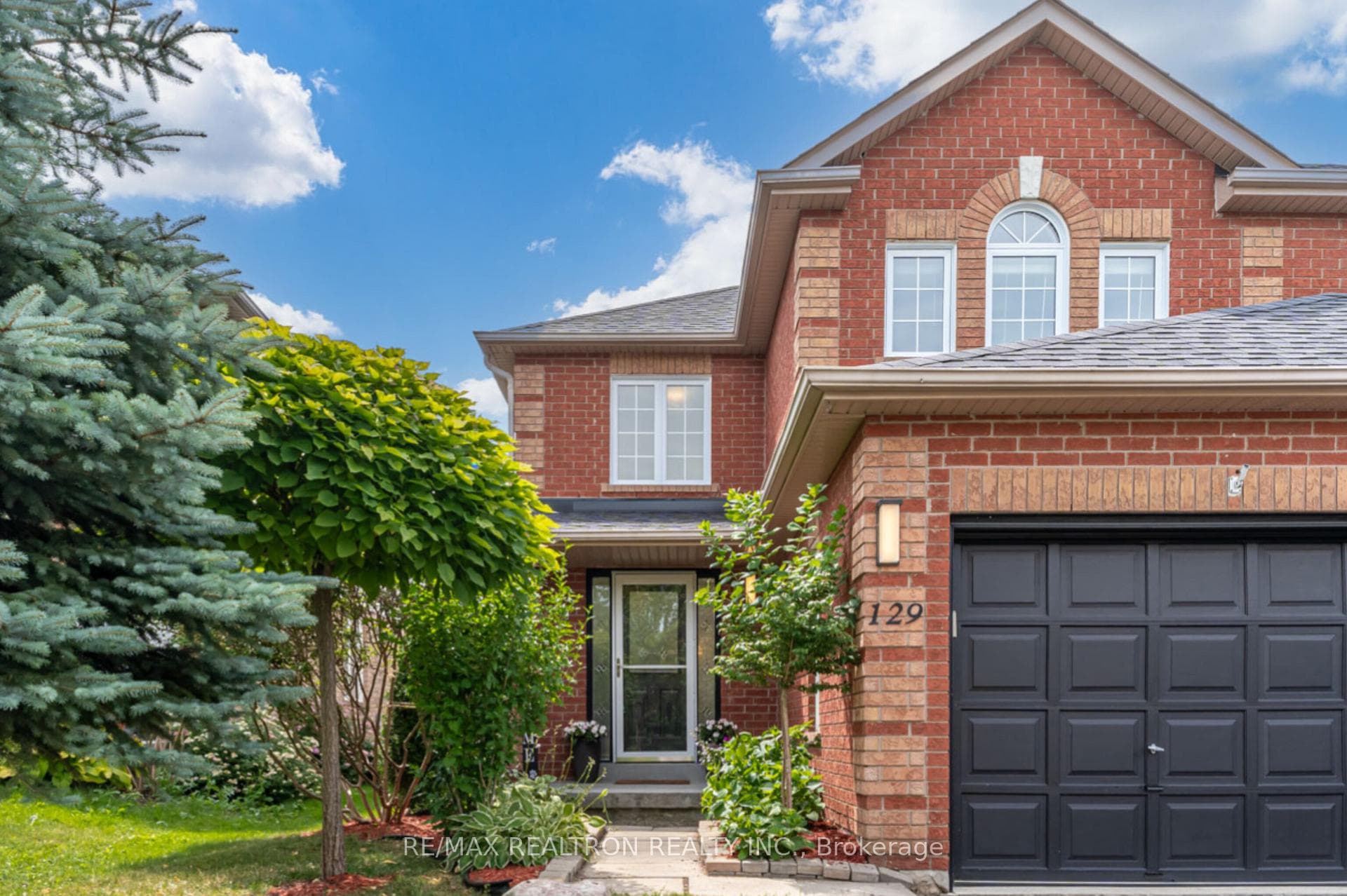 129 Mowat Crescent photo 1
