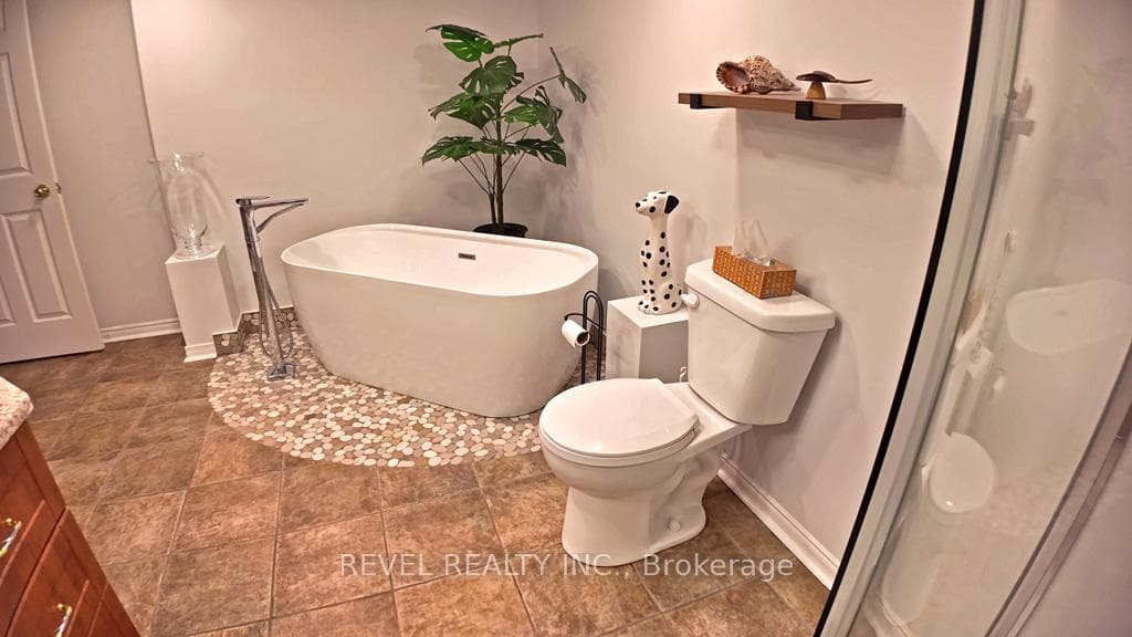 101 Bloor Avenue photo 39
