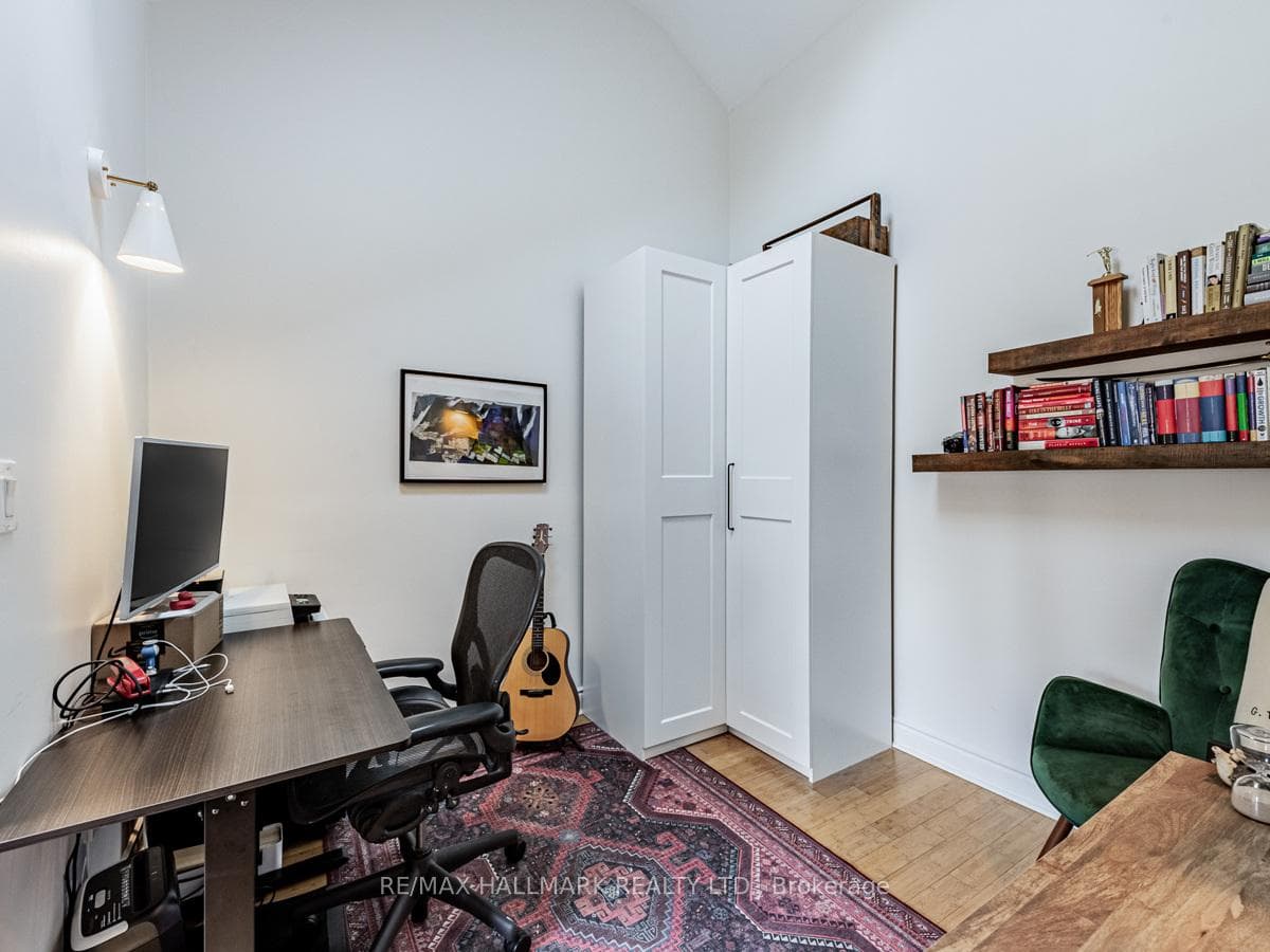 1584 Dundas Street photo 19