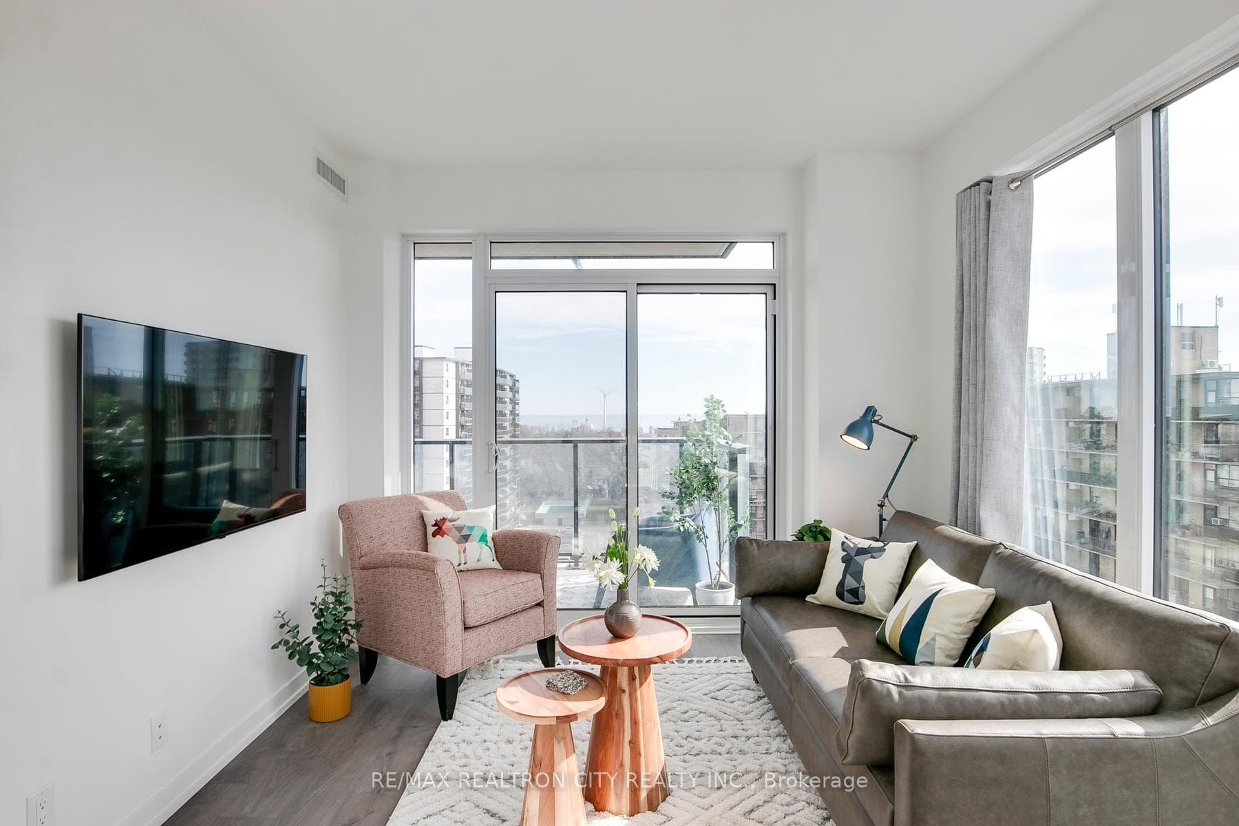 270 Dufferin Street Unit 808 photo 10