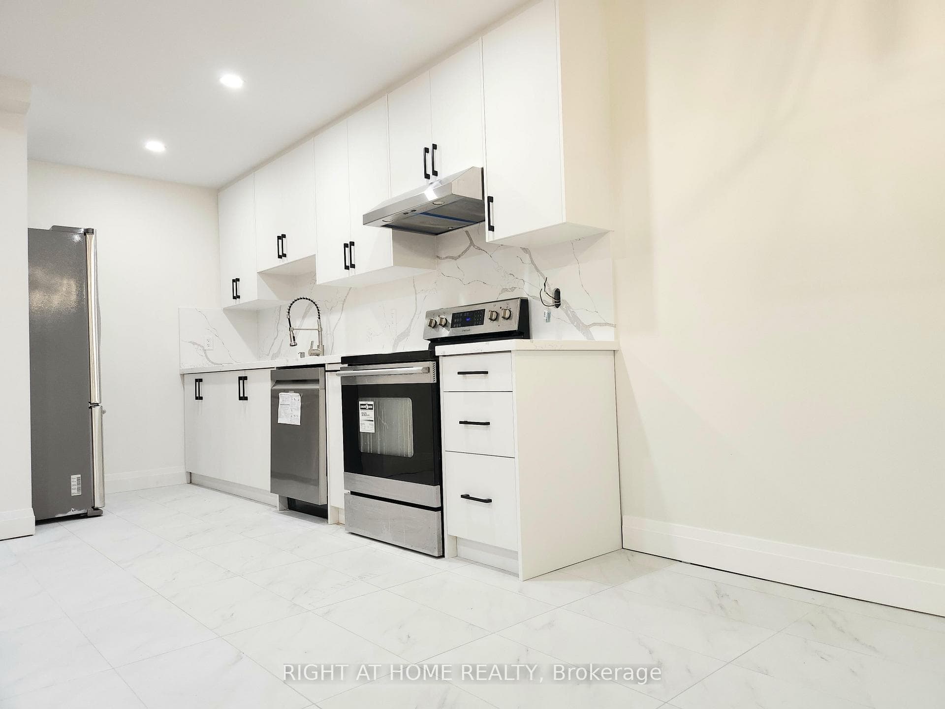 56 Gordon Way photo 3