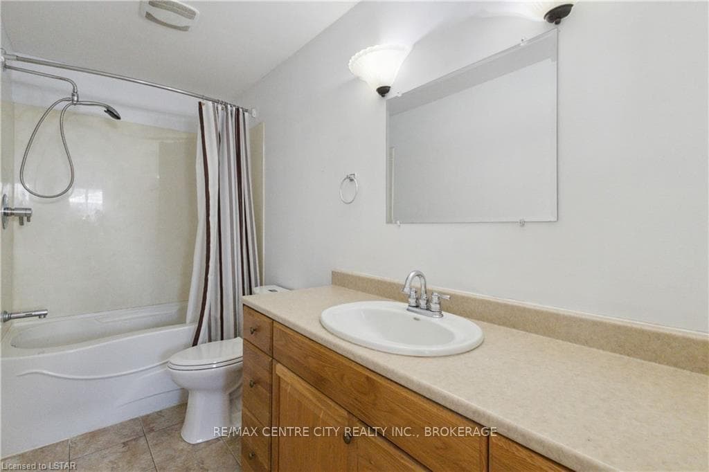 50 STROUD Crescent photo 19