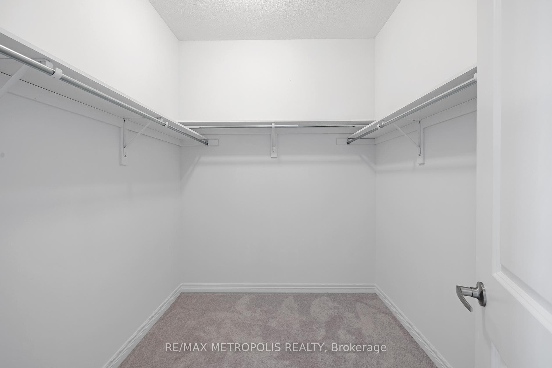 2048 Chris Mason Street photo 22