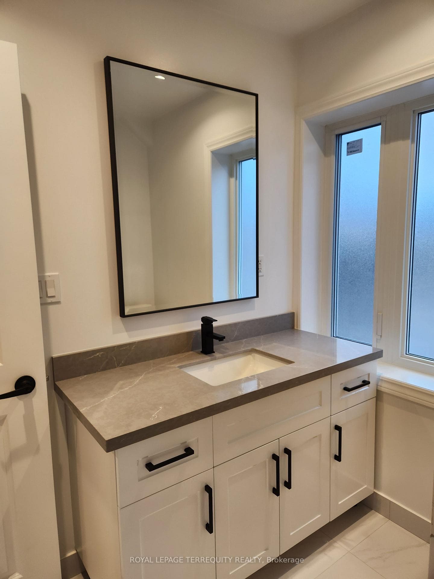 341 Lawrence Avenue photo 8