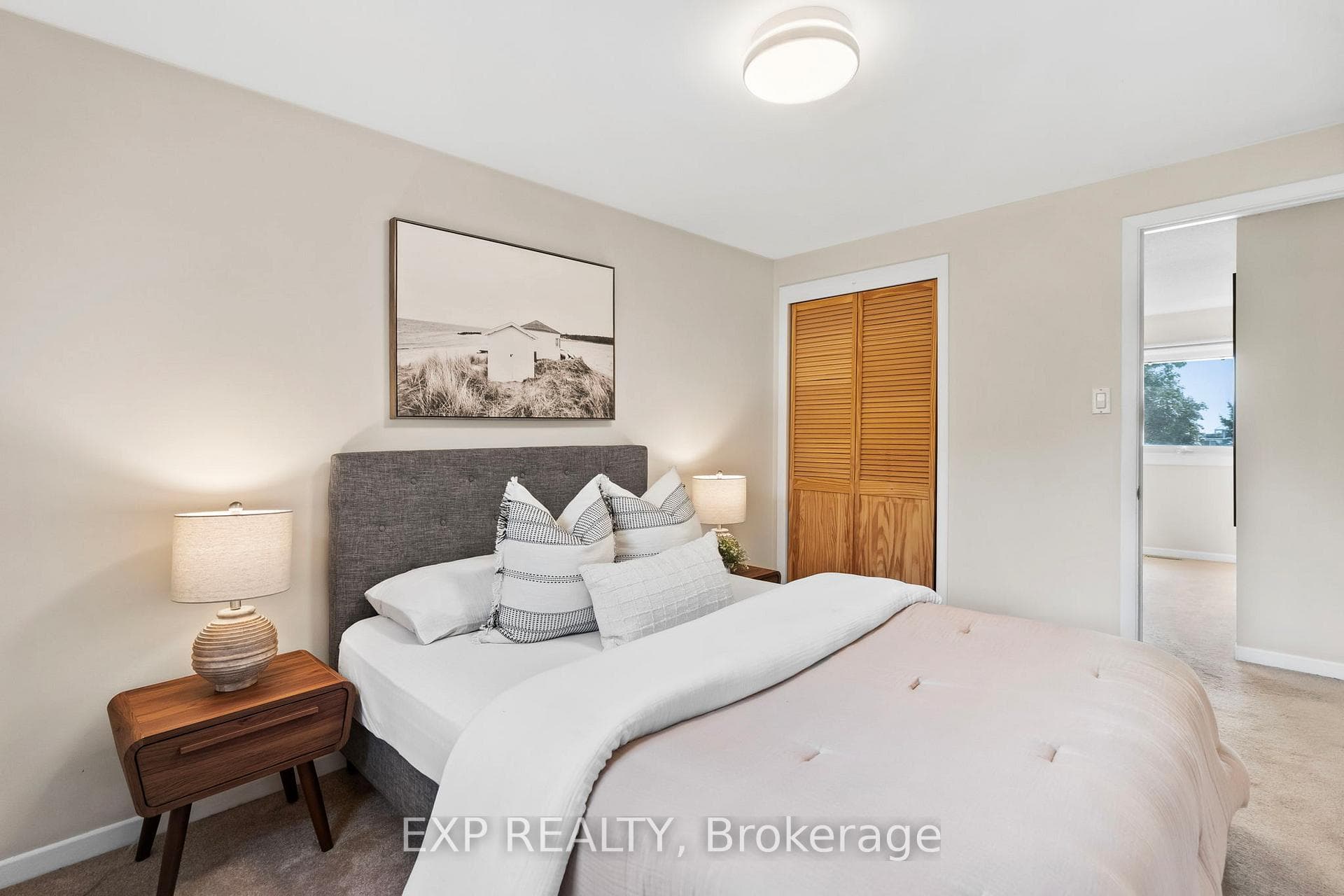 2064 Glenada Crescent photo 20