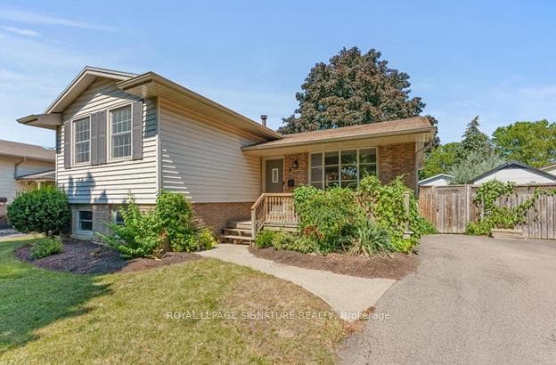 4 Laguna Crescent photo 2