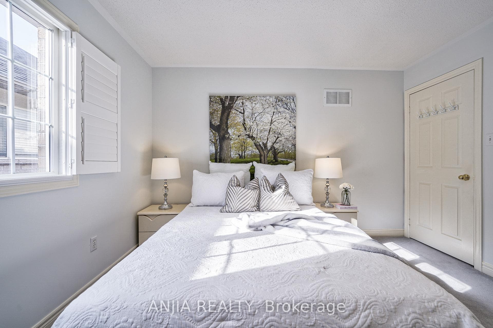 325 Castlemore Avenue photo 30