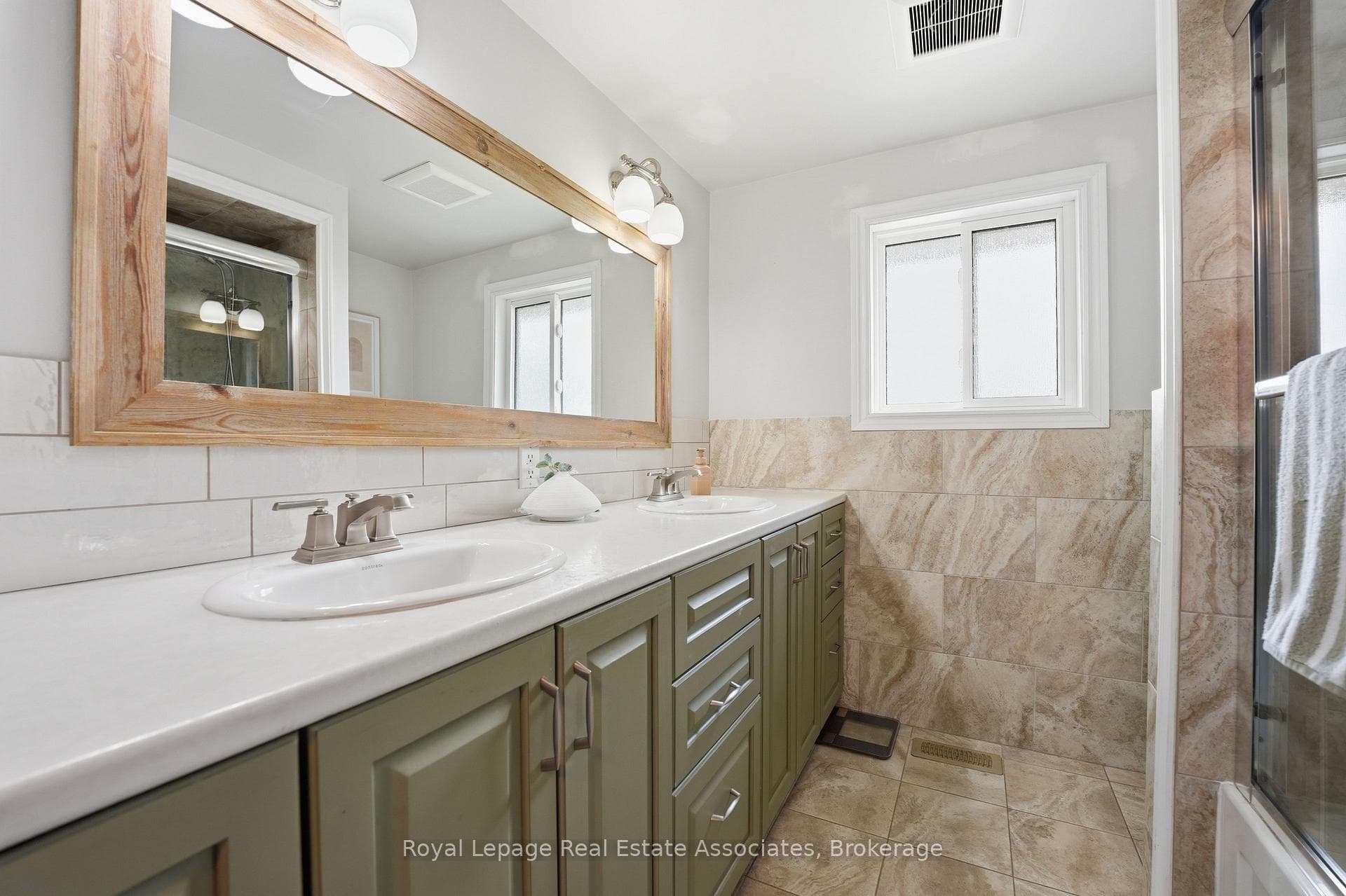 477 Queen Victoria Drive photo 25