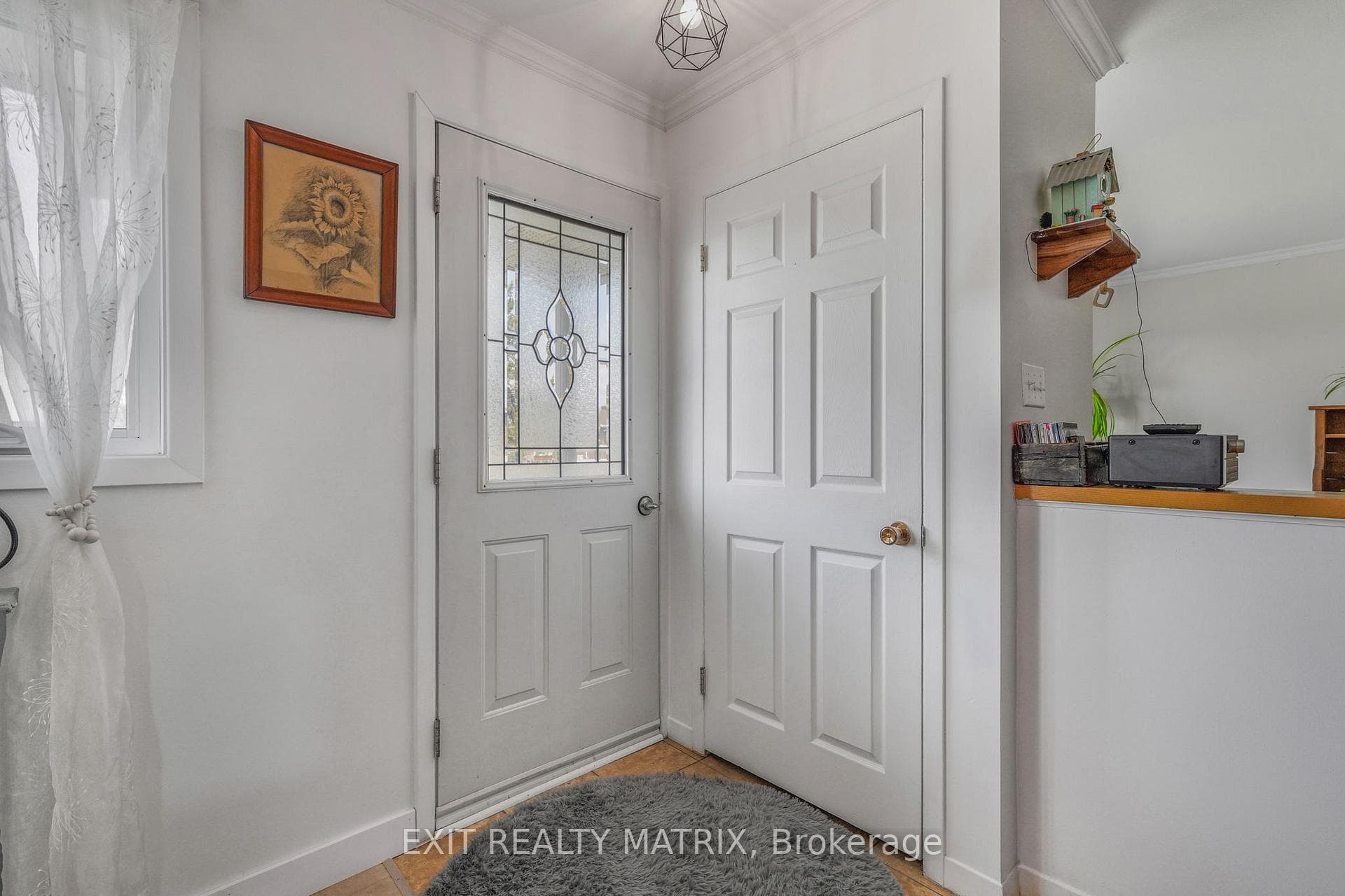 509 Ghislain Street photo 4