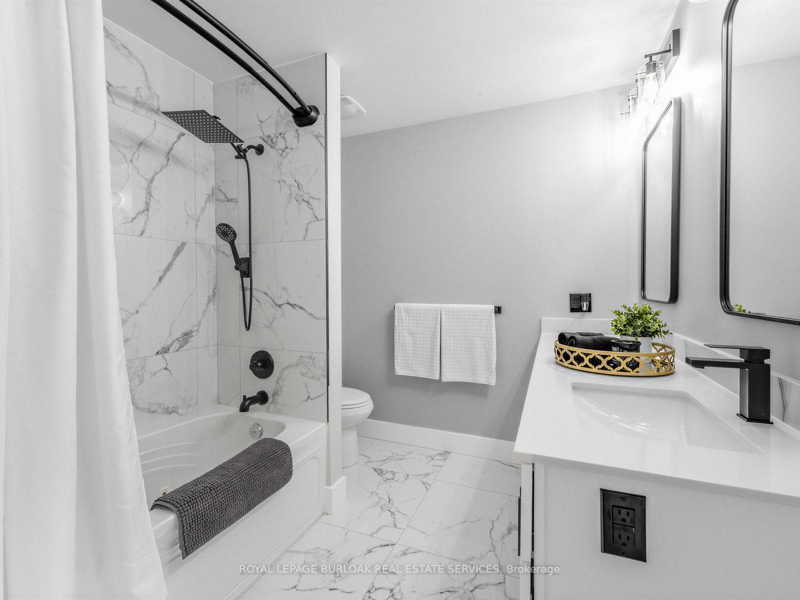 Large updated 4 piece bathroom