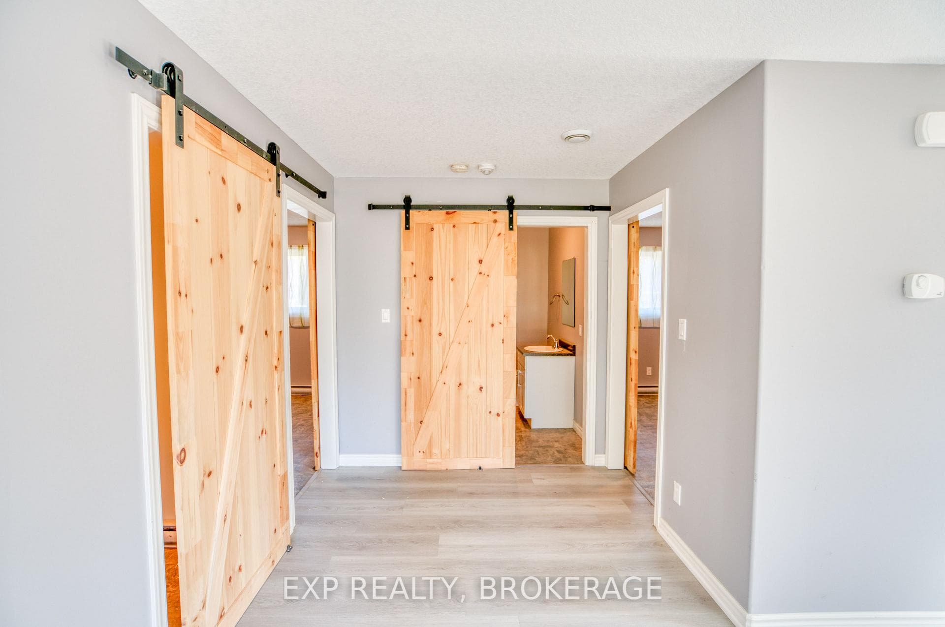 1075 Railway Street photo 11