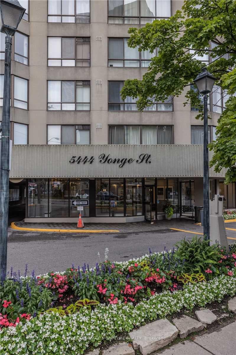 Comfortable Entrance off Yonge St