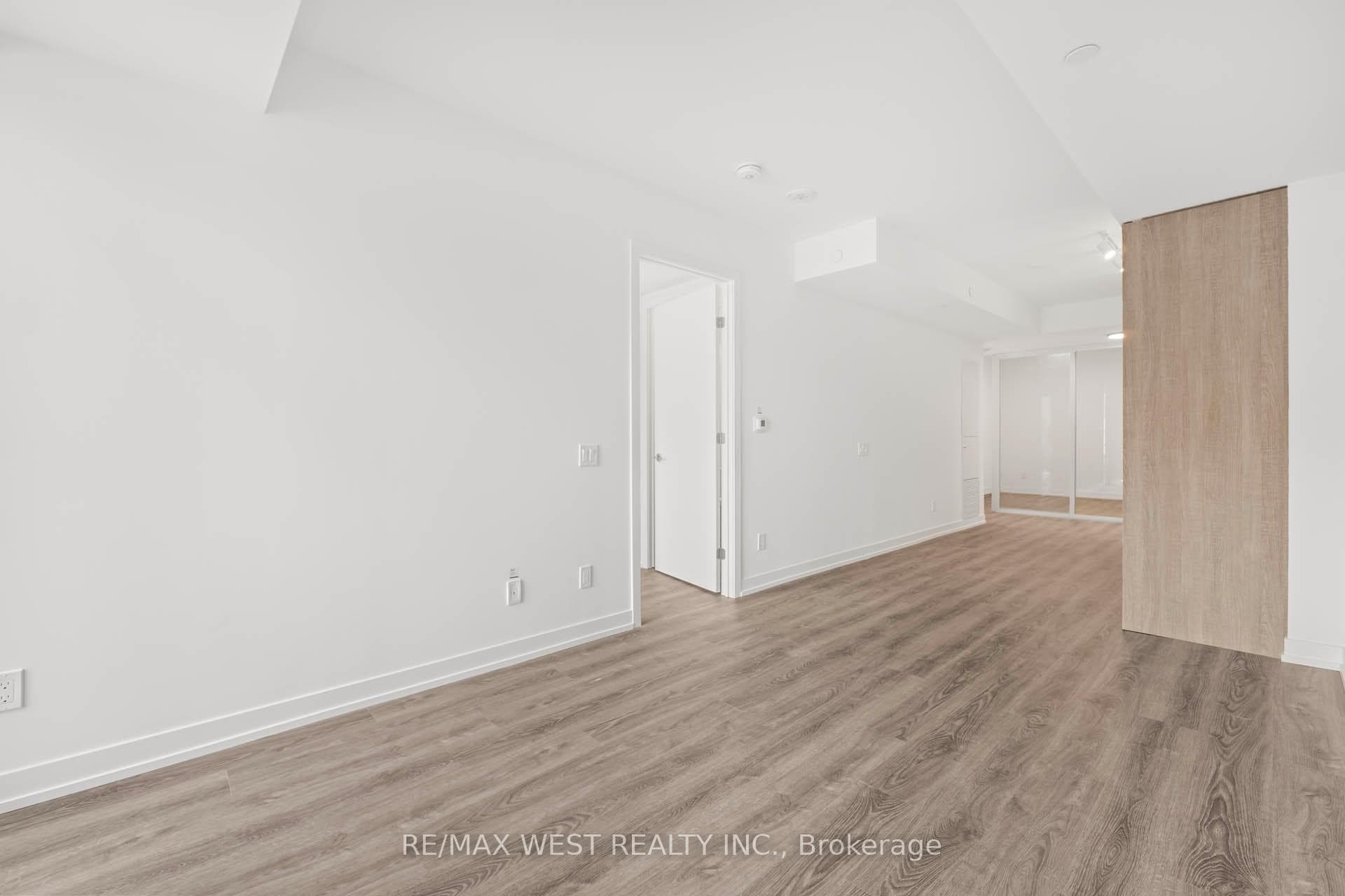 771 Yonge Street Unit 906 photo 9