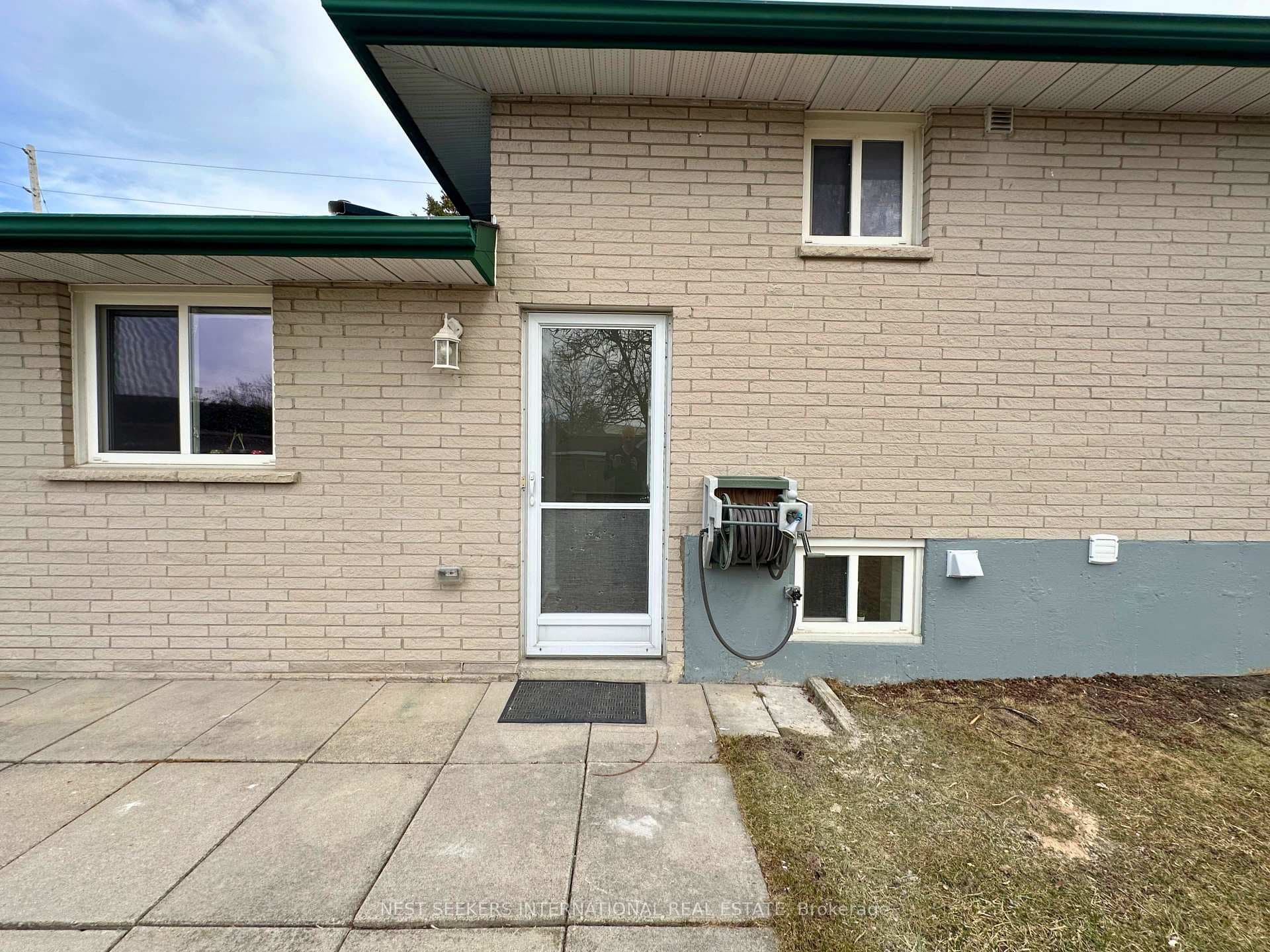 494 Oshawa Boulevard photo 2