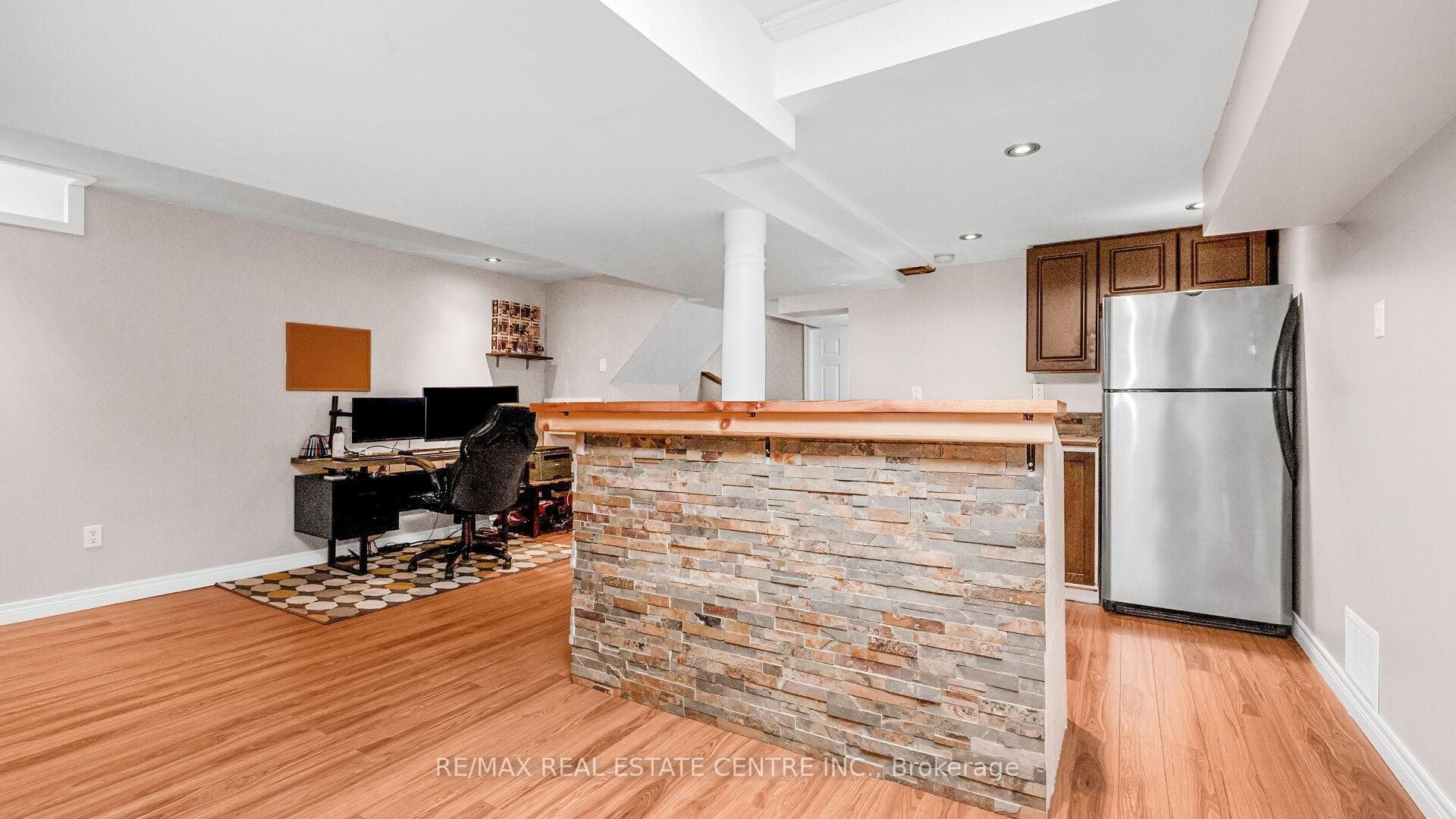 25 Mowat Crescent photo 33