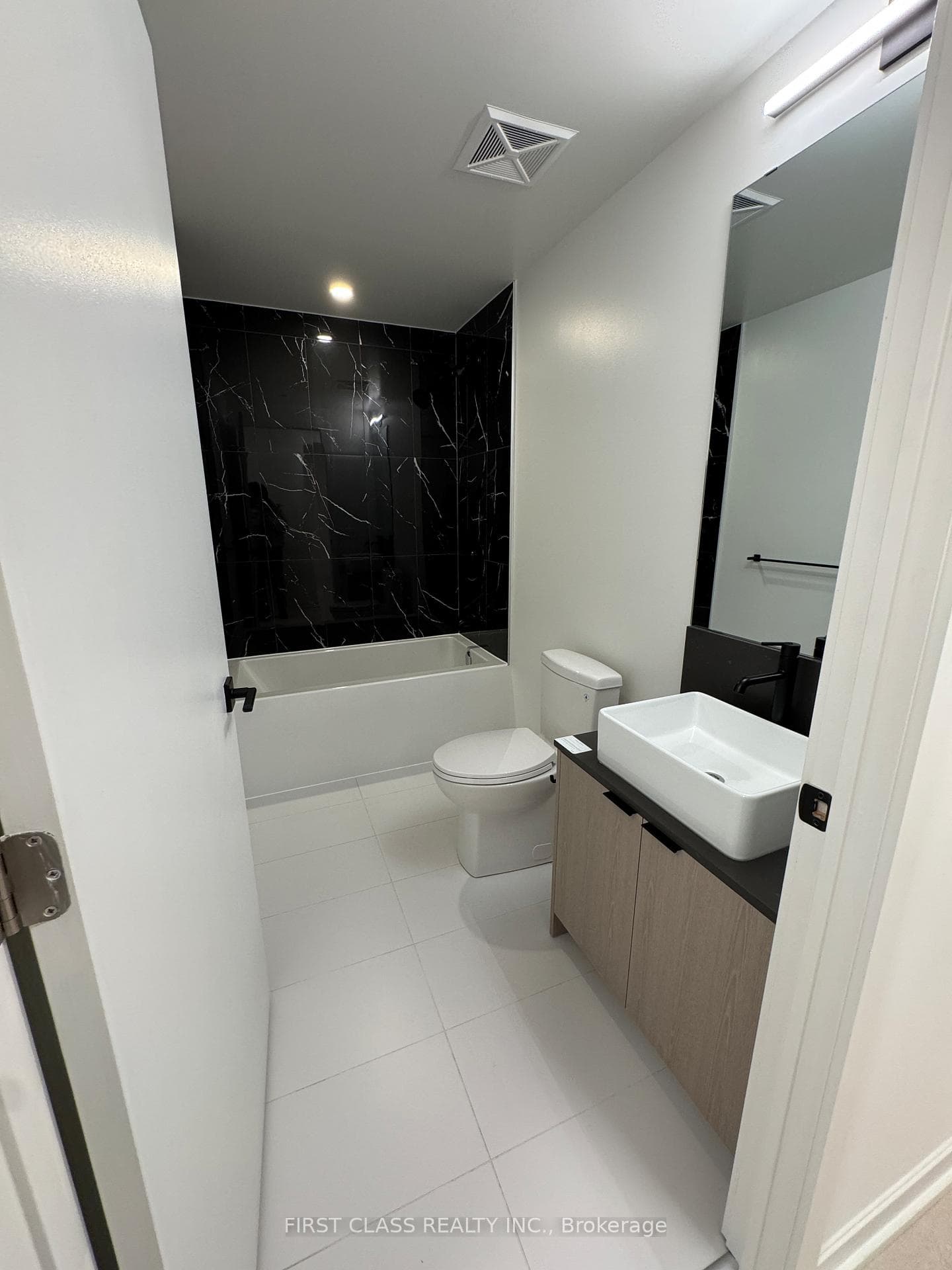 1285 Dupont Street Unit 809 photo 3