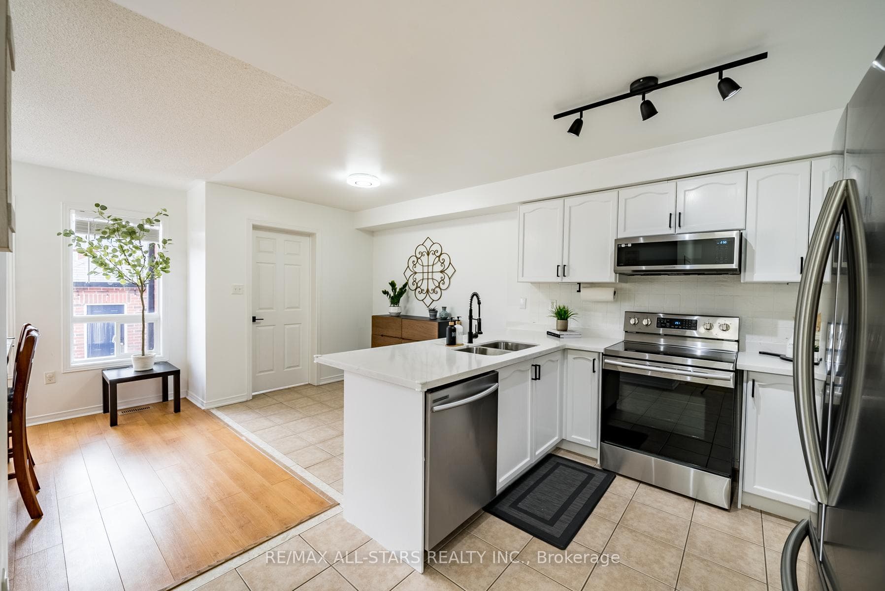 600 Hoover Park Drive photo 6
