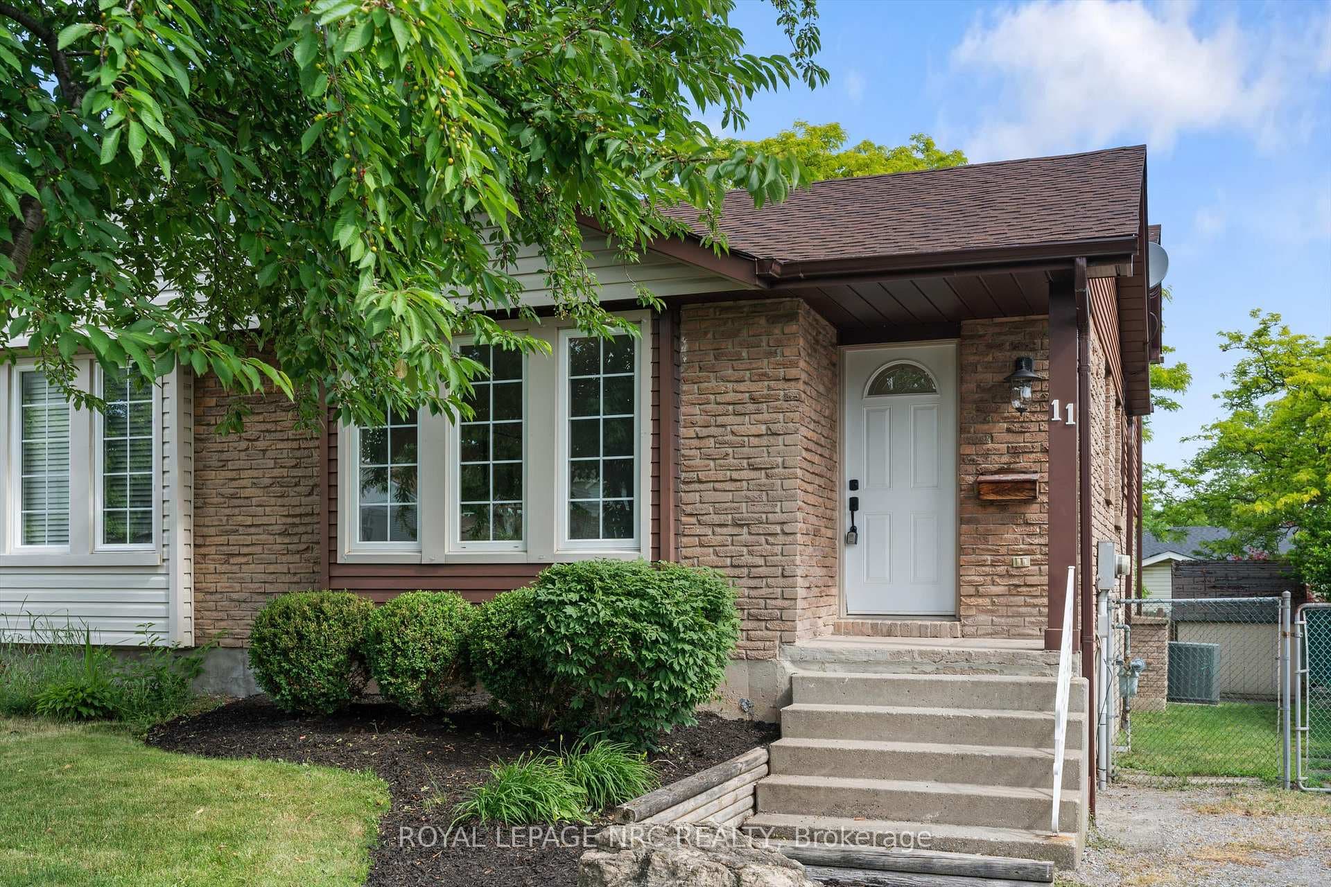 11 Dianne Drive photo 1