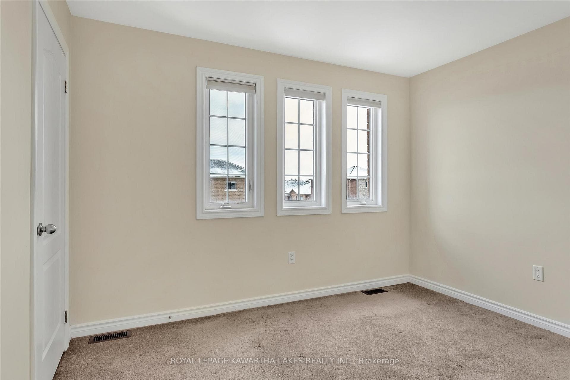 50 Claxton Crescent photo 33