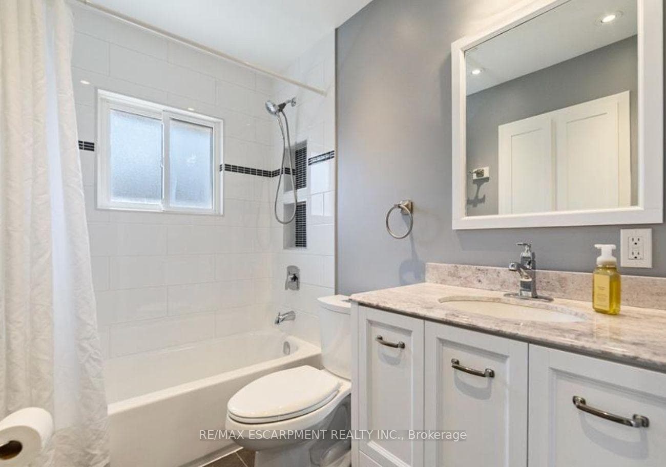 1266 Royal Drive Unit Upper Unit photo 7