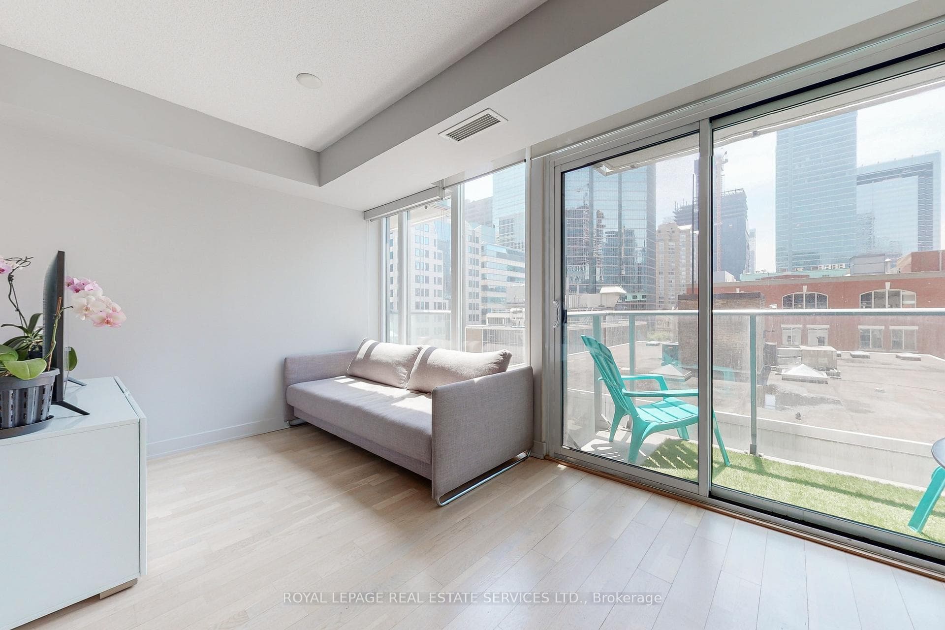 126 Simcoe Street Unit 612 photo 6