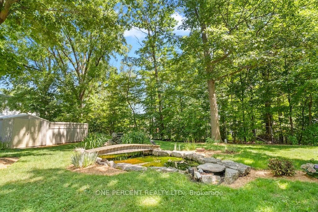 583 Stephens Crescent photo 33