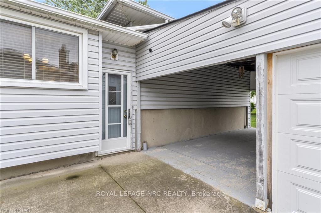27 HUNTLEY Crescent photo 4