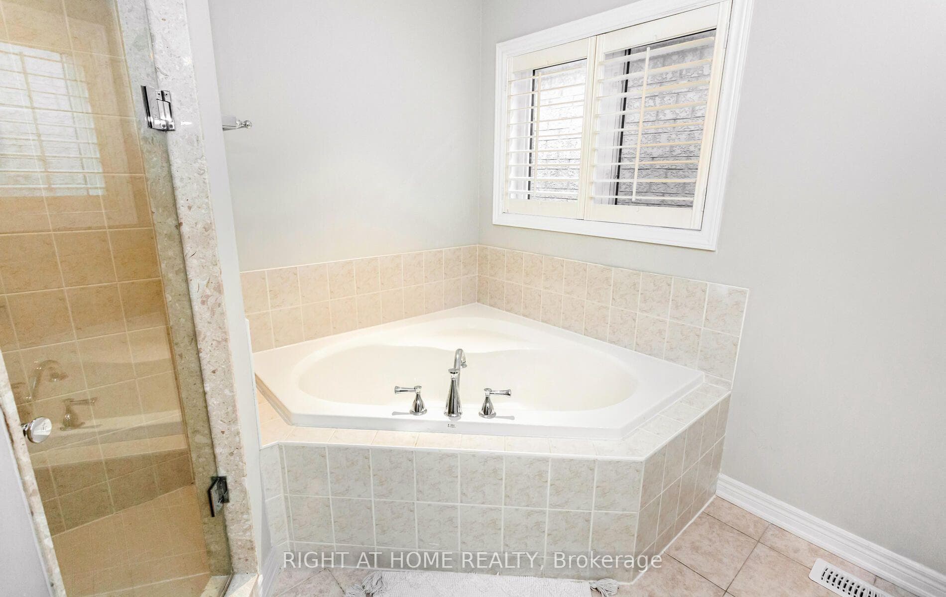 2419 Wasaga Drive photo 20