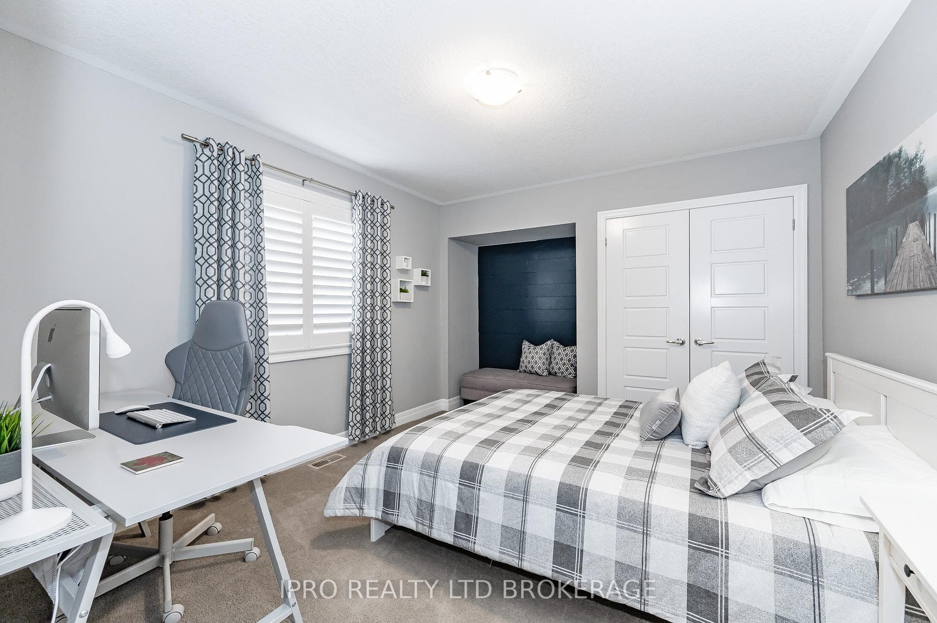 300 Shady Glen Crescent photo 14