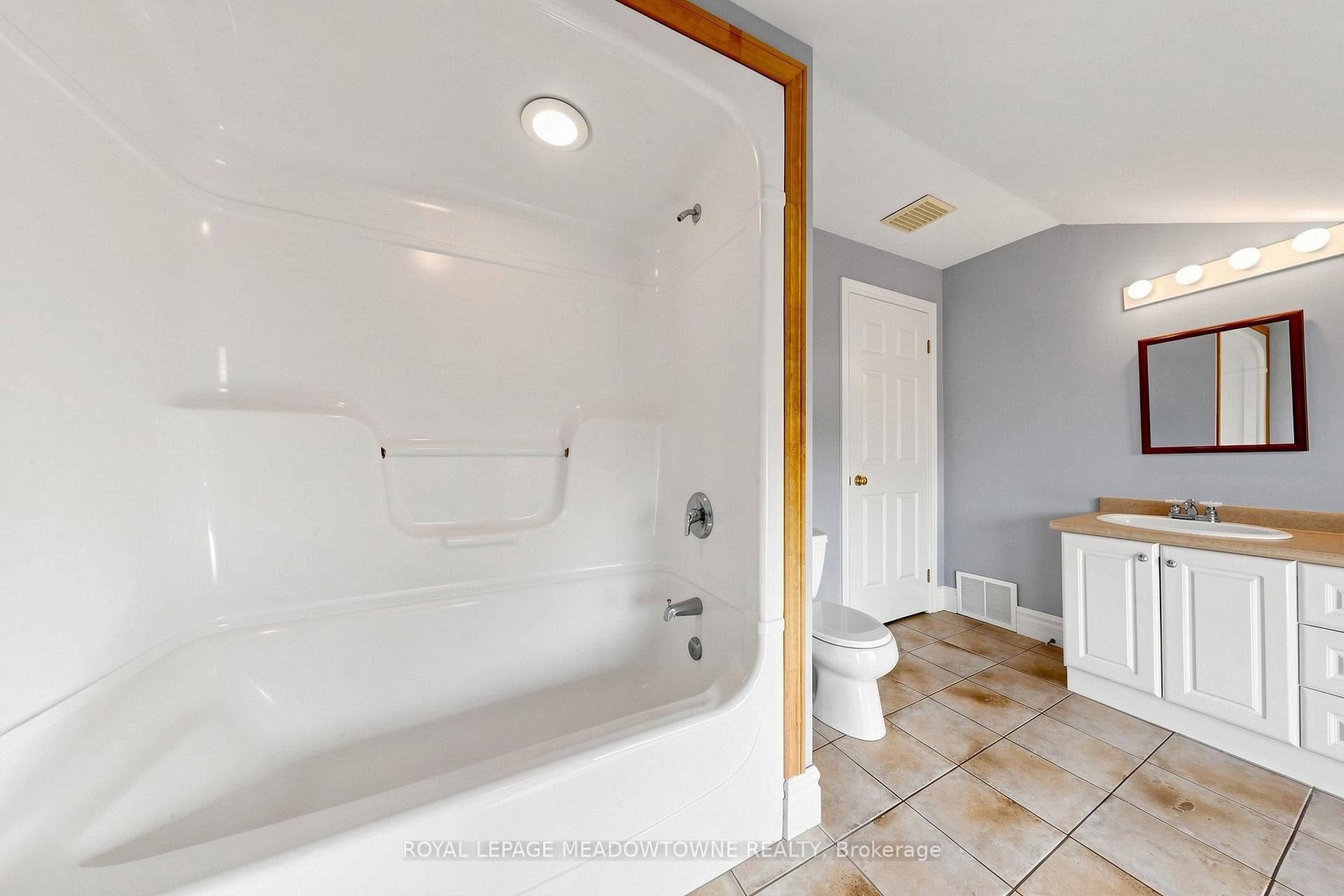 2nd Floor 5 pc Bathroom