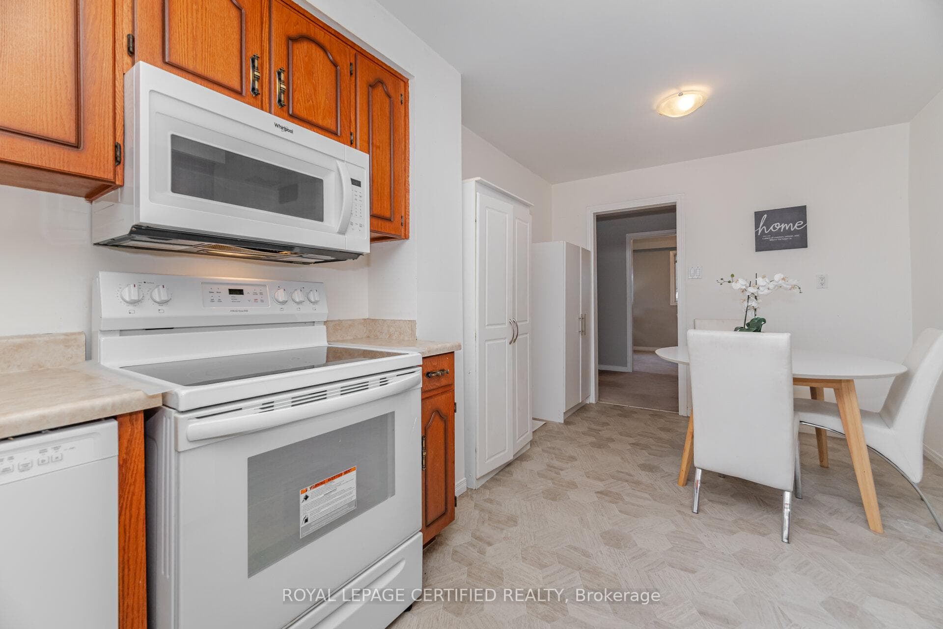 1431 Harmsworth Square photo 16