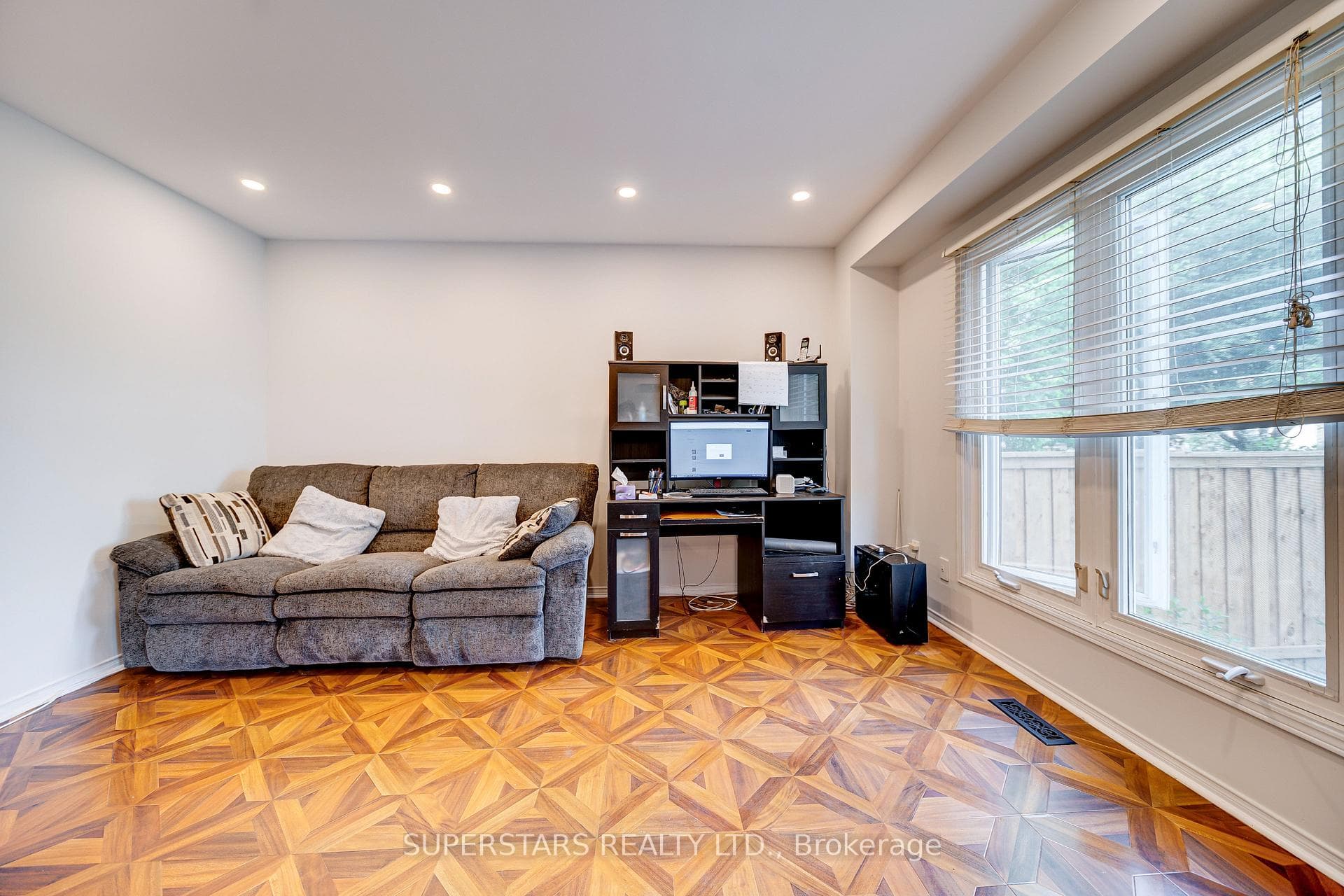 841 Clancey Crescent photo 6