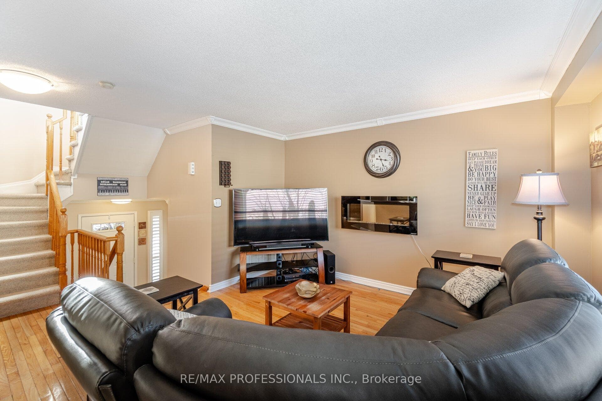 Living Rm-Hardwood Floors & Crown Moulding