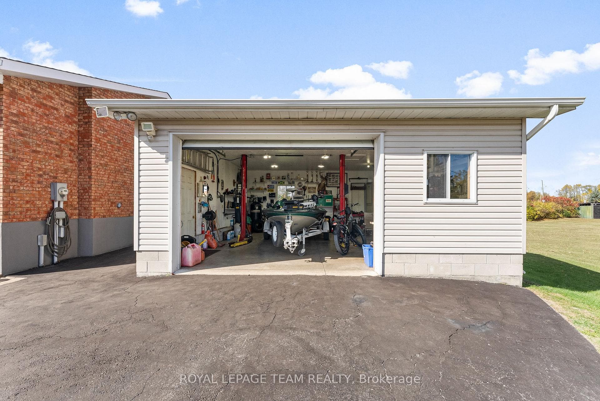 Detached Shop with Heat and Hydro