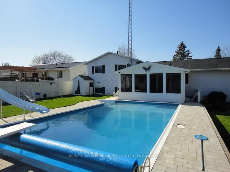 445 Fred Street photo 2