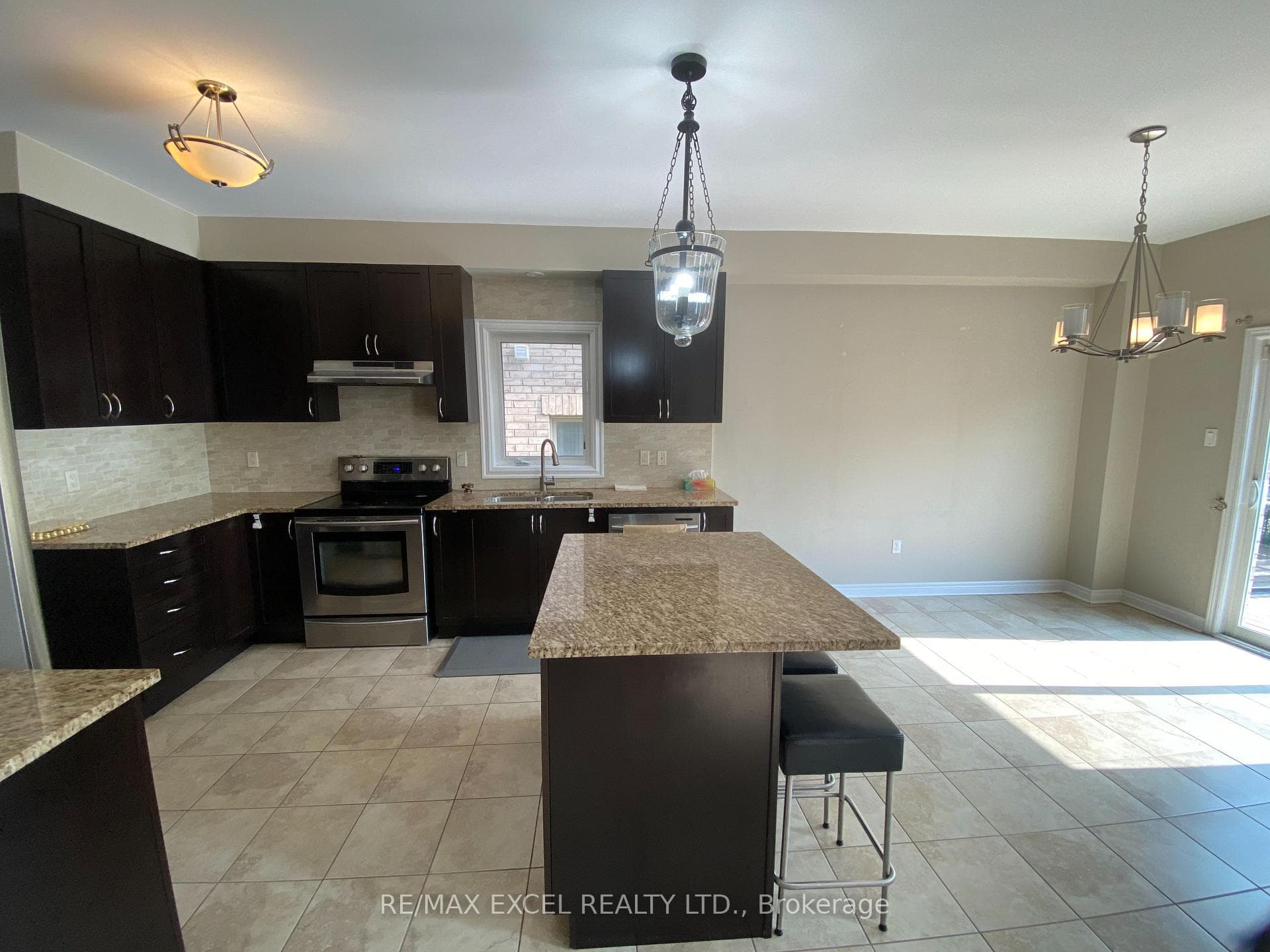 236 Roadhouse Boulevard photo 8