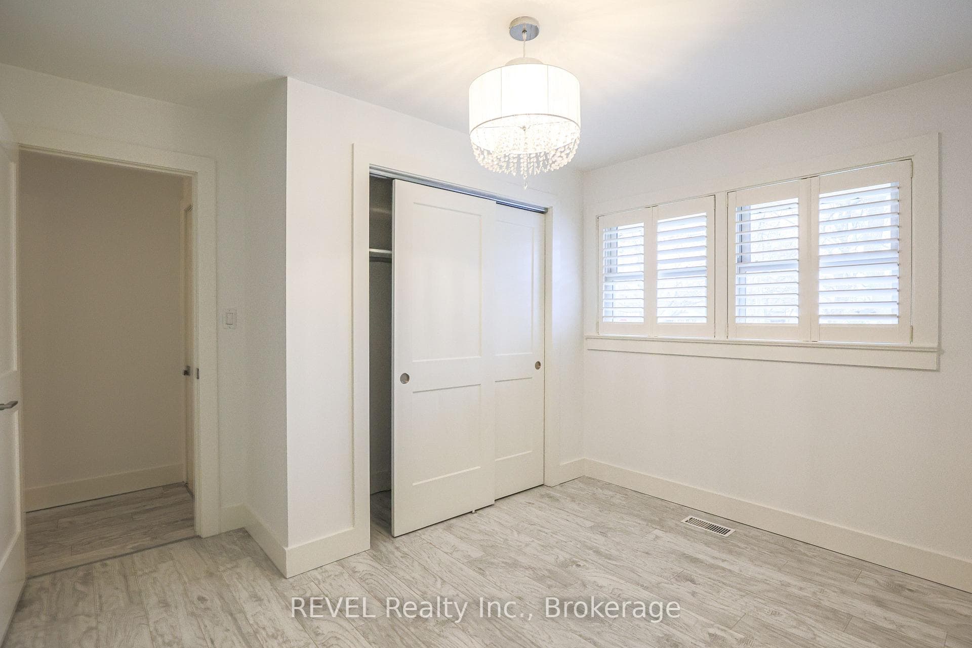 325 Grantham Avenue photo 19