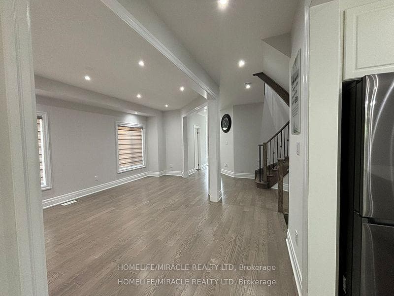 17 Rosewell Crescent photo 3