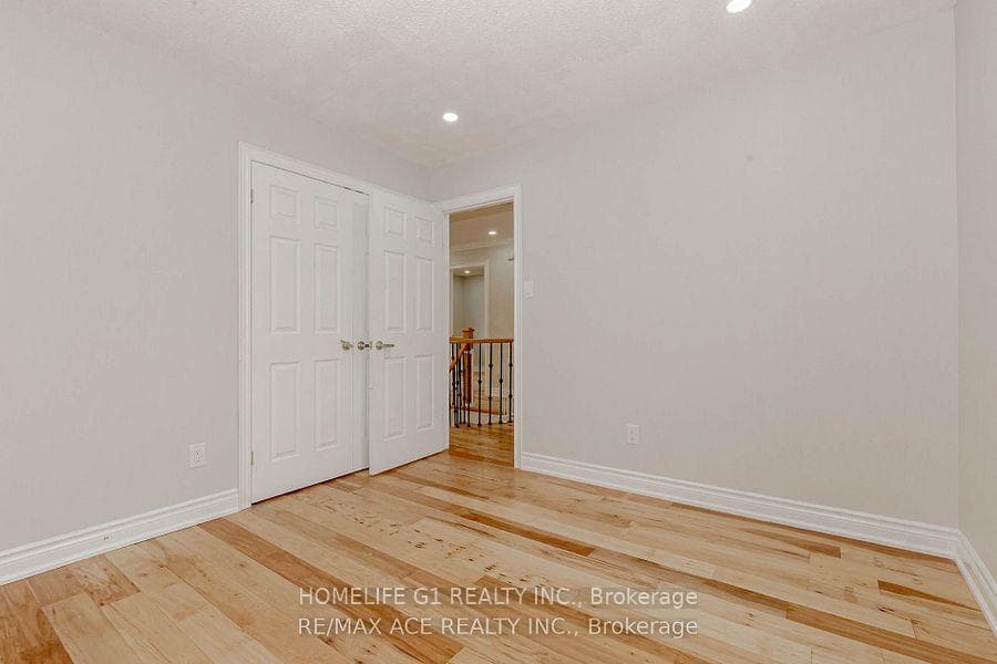 1319 Greenwood Crescent photo 4